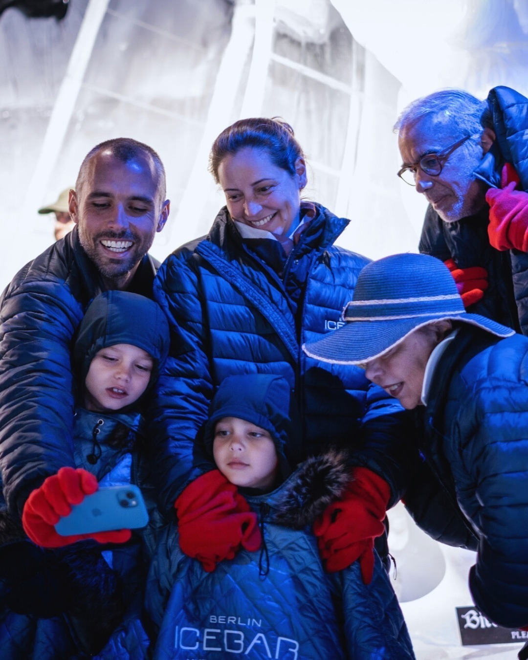 Erlebt etwas Unvergessliches mit der ganzen Familie im Berlin Icebar 🐻‍❄️❄️ Und ja, auch Kinder sind herzlich willkommen! Mit unserem Familienticket für bis zu 2 Erwachsene und 3 Kinder steht dem Abenteuer nichts mehr im Weg.

Alle Infos findet ihr über den Link in unserer Bio 💙

- 

Experience something unforgettable with the whole family at the Berlin Icebar 🐻‍❄️❄️ Yes, kids are welcome too! Our family ticket is perfect for up to 2 adults and 3 children, an adventure everyone will love.

Check out all the details via the link in our bio 💙

#berlinicebar #icebarberlin #berlin #visitberlin #berlinthingstodo #berlincoolplaces #berlinhiddengems #berlinmittebarspots #berlinnightlife #berlinmittethingstodo #berlinmitteaktivitäten #berlimittespots #cocktailbarberlin #bestcocktailbarberlin #gutecocktailsberlin #berlinwithkids