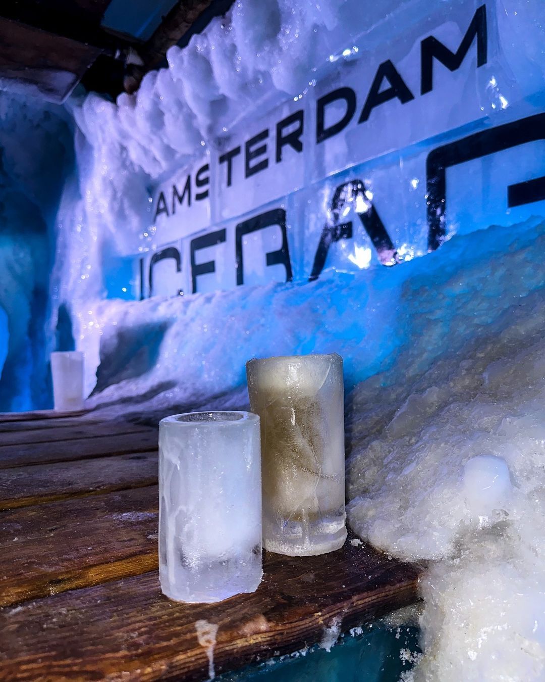 📍Xtracold Icebar | Amsterdam 

In het centrum van Amsterdam kun je deze toffe experience boeken! Namelijk het bezoek aan een ijsbar & loungebar.
Je krijgt 3 munten waarvan je er 1 kan gebruiken in de lounge en 2 in de ijsbar: een bar volledig gemaakt van ijs, zelfs de muren, het meubilair en de glazen. Het kan hier maar liefst -10°C worden! ❄️🍸

𝗧𝗵𝗮𝗻𝗸𝘀 @amsterdamicebar 𝗳𝗼𝗿 𝘁𝗵𝗲 𝗶𝗻𝘃𝗶𝘁𝗲! 🩵

📌 Amstel 194
⏱ Iedere dag geopend
🏛 Bar 
🍹 8 cocktails op de kaart